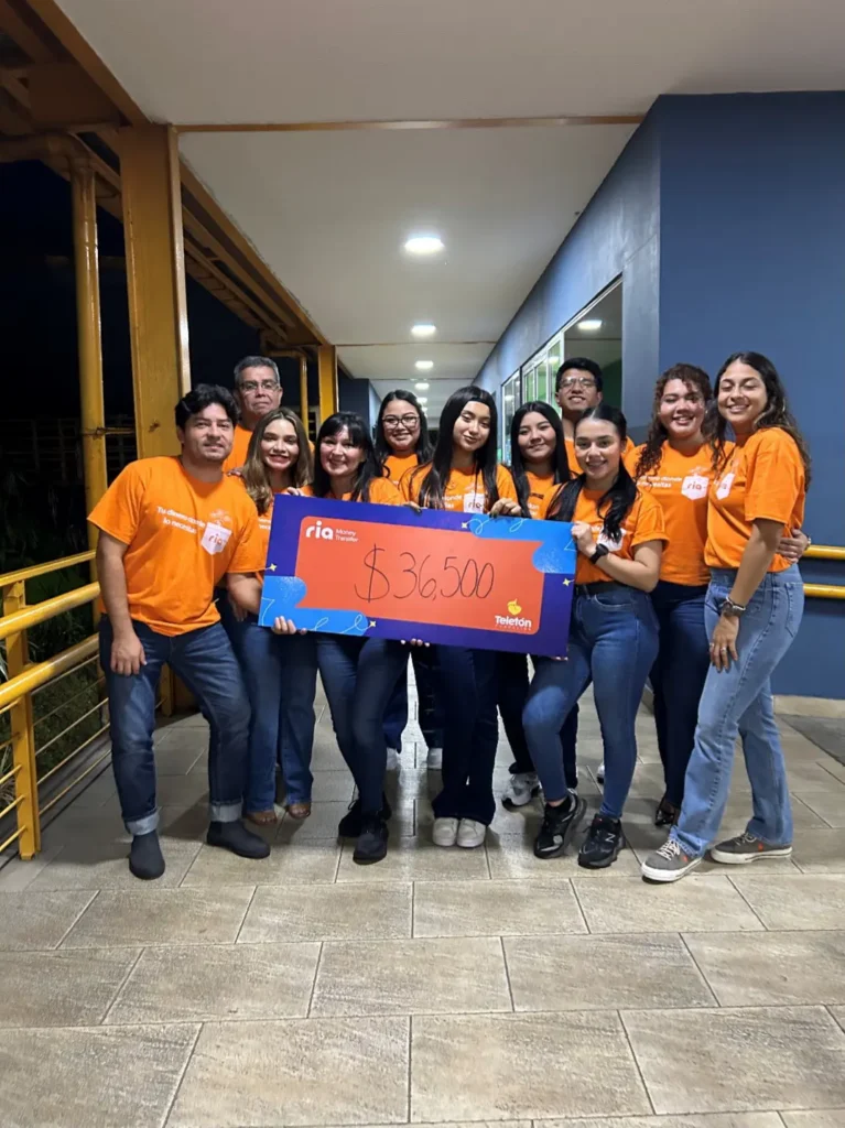Teletón beneficiaries holding a sign showing Ria's donation